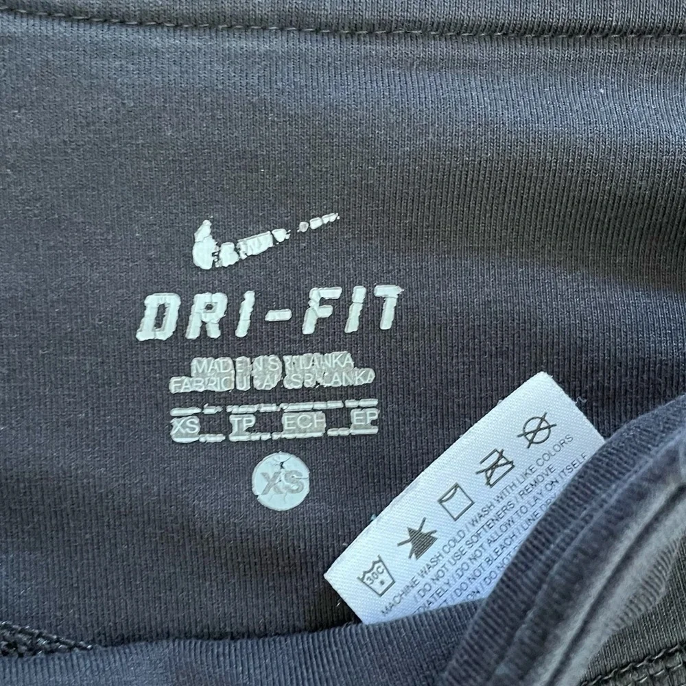 Nike women’s outfit T-shirt slim cut crop pants XS extra small